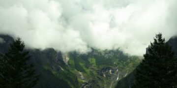 Ladera montañosa del Himalaya con señales de deslizamiento masivo y roca expuesta tras el colapso.