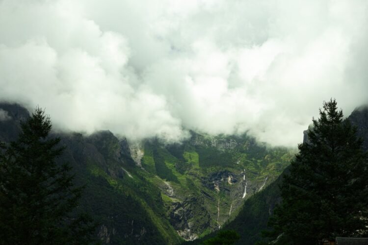 Ladera montañosa del Himalaya con señales de deslizamiento masivo y roca expuesta tras el colapso.