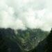 Ladera montañosa del Himalaya con señales de deslizamiento masivo y roca expuesta tras el colapso.