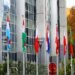 Banderas de la Unión Europea frente a edificios institucionales en Bruselas, representando las nuevas exigencias ambientales