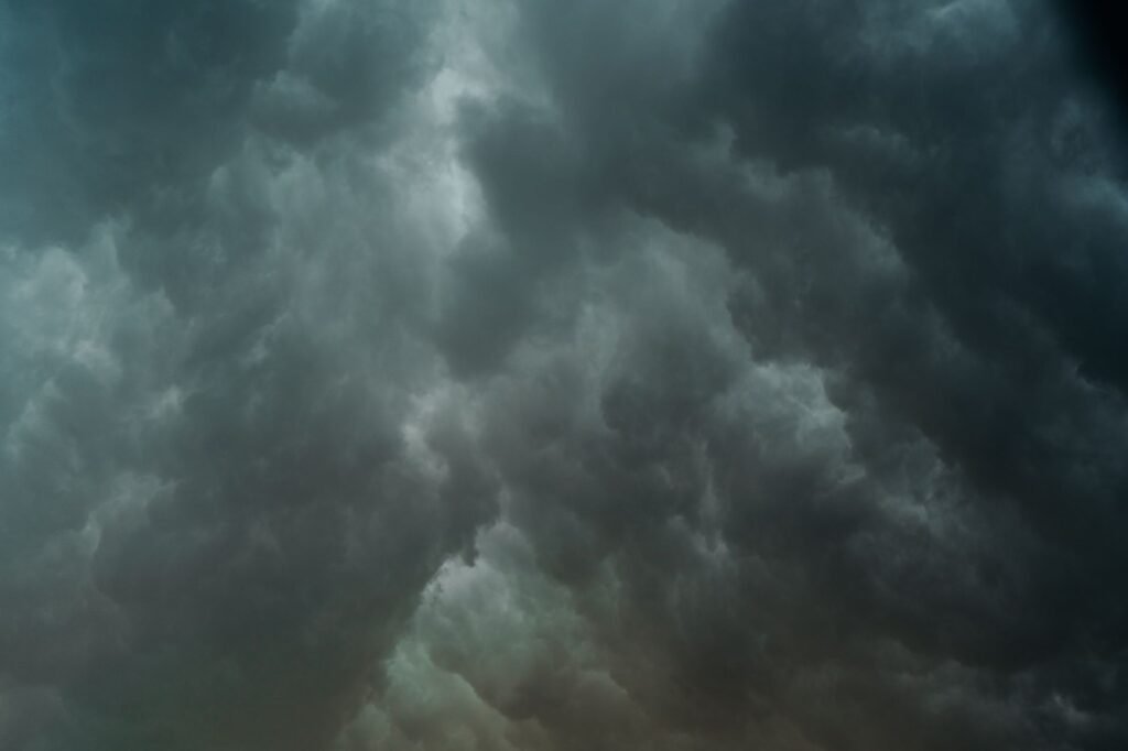 Cielo gris cubierto de nubes bajas sobre la región pampeana argentina