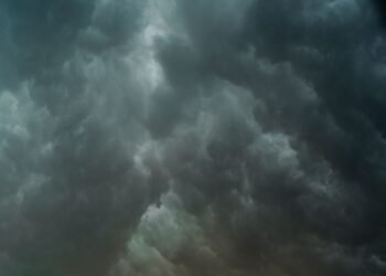 Cielo gris cubierto de nubes bajas sobre la región pampeana argentina