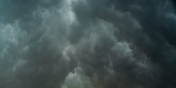 Cielo gris cubierto de nubes bajas sobre la región pampeana argentina