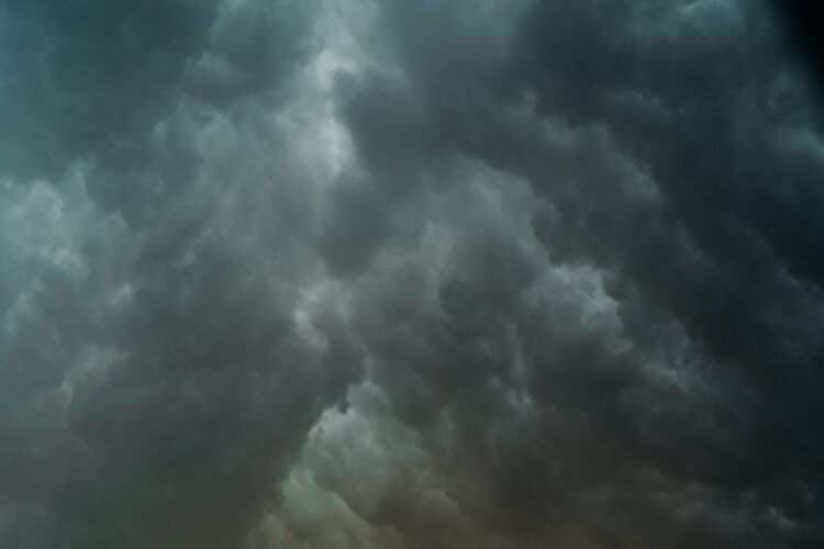 Cielo gris cubierto de nubes bajas sobre la región pampeana argentina