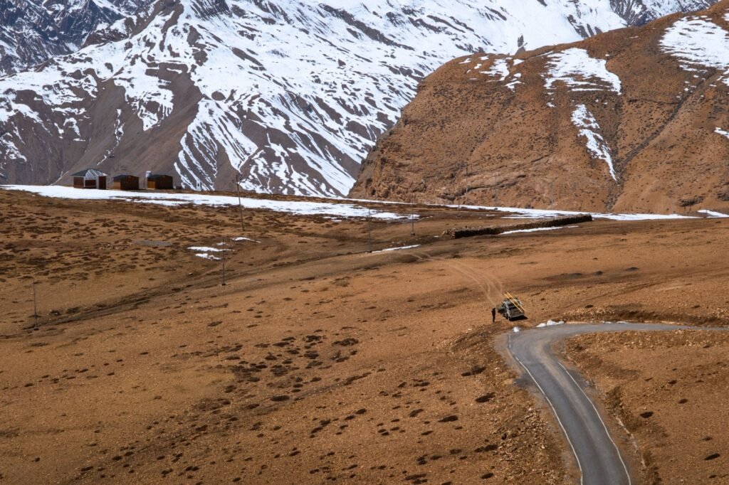 Camino destruido por inundaciones en Nepal tras el colapso glaciar de agosto 2026.