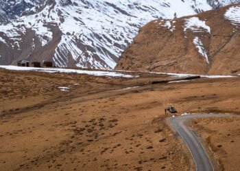 Camino destruido por inundaciones en Nepal tras el colapso glaciar de agosto 2026.