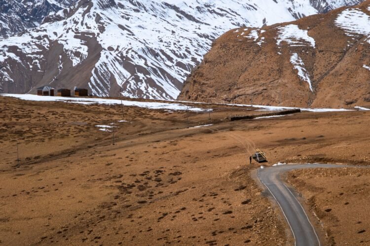Camino destruido por inundaciones en Nepal tras el colapso glaciar de agosto 2026.