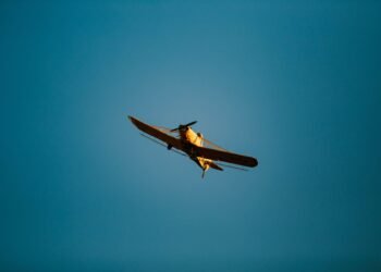 Avioneta fumigadora sobrevolando cultivo en zona rural, imagen referencial de fumigación aérea en Colombia.