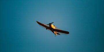 Avioneta fumigadora sobrevolando cultivo en zona rural, imagen referencial de fumigación aérea en Colombia.