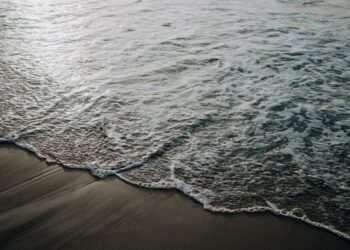 Mancha de petróleo en el océano tras un derrame marino, representando el impacto del desastre de Deepwater Horizon en el Golf