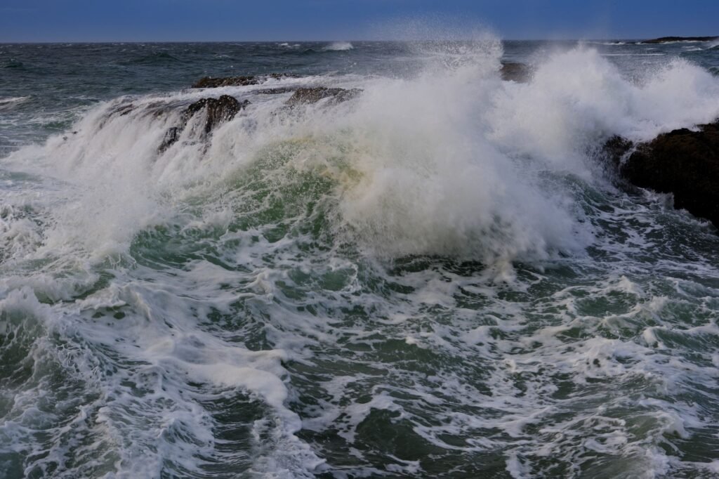 Olas generadas por huracán golpeando la costa del Pacífico mexicano durante la tormenta.