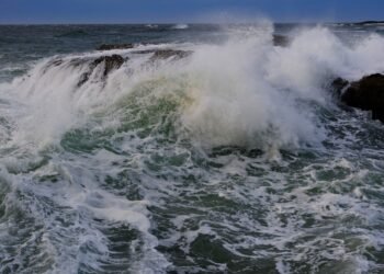 Olas generadas por huracán golpeando la costa del Pacífico mexicano durante la tormenta.