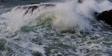 Olas generadas por huracán golpeando la costa del Pacífico mexicano durante la tormenta.