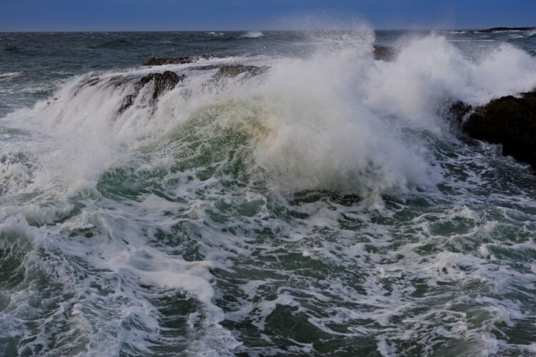 Olas generadas por huracán golpeando la costa del Pacífico mexicano durante la tormenta.