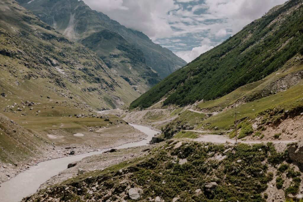 Valle montañoso en el Himalaya de Nepal con río al fondo.