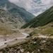 Valle montañoso en el Himalaya de Nepal con río al fondo.