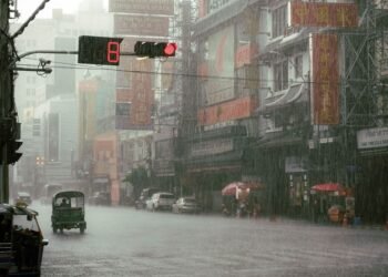 Calles inundadas en Bangkok tras las fuertes lluvias que afectan a Tailandia.