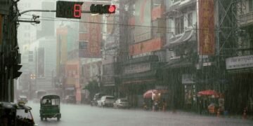Calles inundadas en Bangkok tras las fuertes lluvias que afectan a Tailandia.
