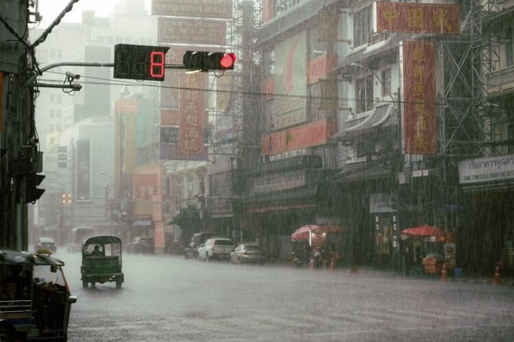 Calles inundadas en Bangkok tras las fuertes lluvias que afectan a Tailandia.