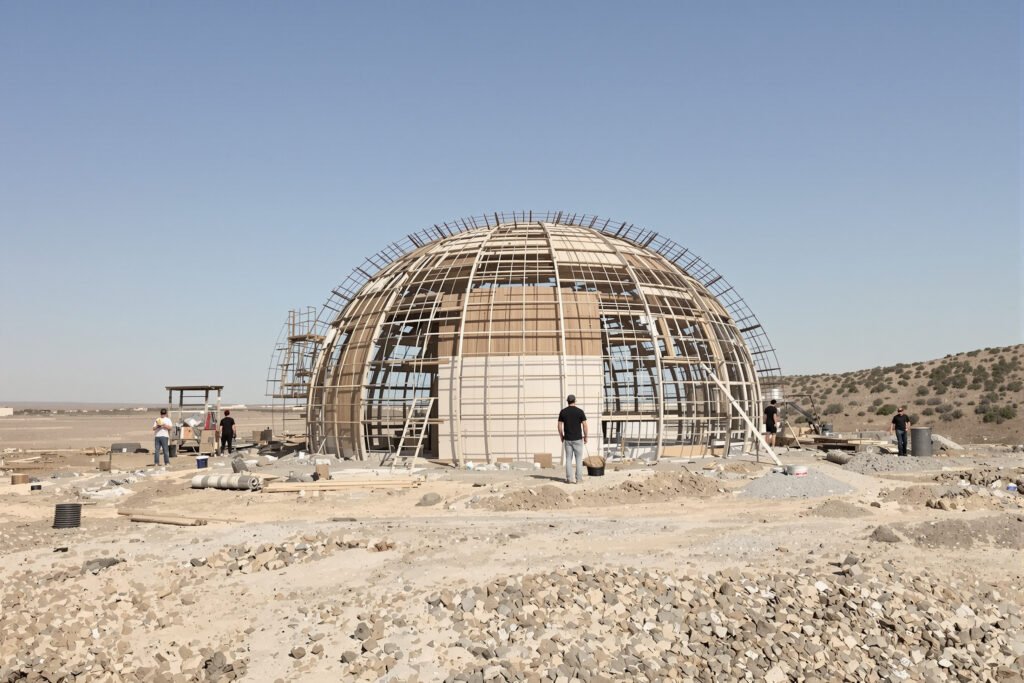 Vivienda autosustentable tipo Earthship construida con materiales reciclados.