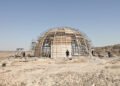 Vivienda autosustentable tipo Earthship construida con materiales reciclados.