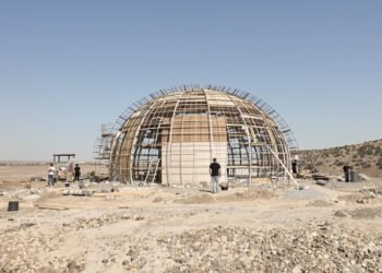 Vivienda autosustentable tipo Earthship construida con materiales reciclados.