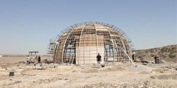 Vivienda autosustentable tipo Earthship construida con materiales reciclados.
