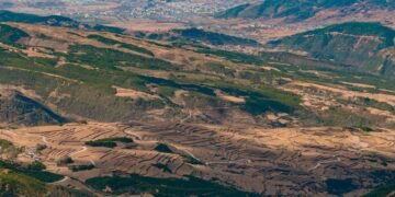 Colinas reforestadas en terrazas en la provincia de Shaanxi, China, bajo el programa Larga Marcha Verde.