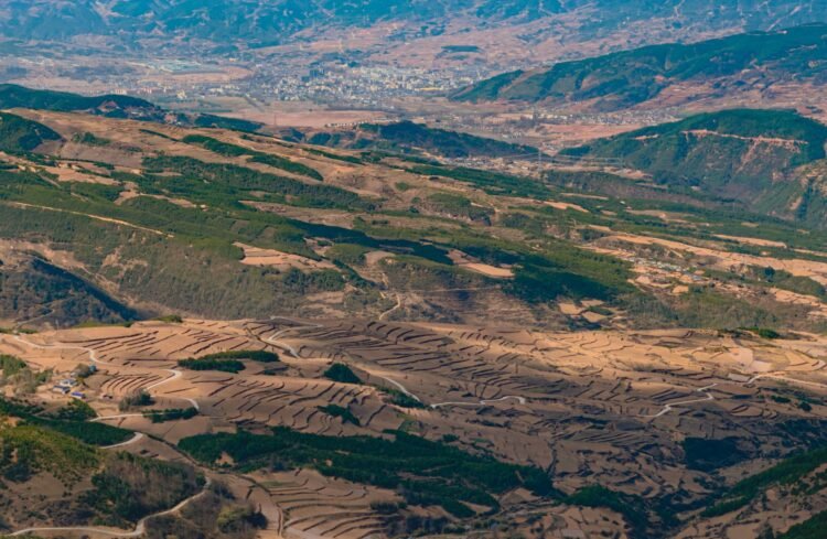 Colinas reforestadas en terrazas en la provincia de Shaanxi, China, bajo el programa Larga Marcha Verde.