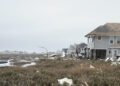Viviendas costeras devastadas por un huracán en el sureste de Estados Unidos tras el paso del huracán Helene.