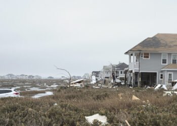 Viviendas costeras devastadas por un huracán en el sureste de Estados Unidos tras el paso del huracán Helene.