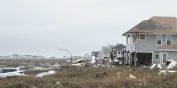 Viviendas costeras devastadas por un huracán en el sureste de Estados Unidos tras el paso del huracán Helene.