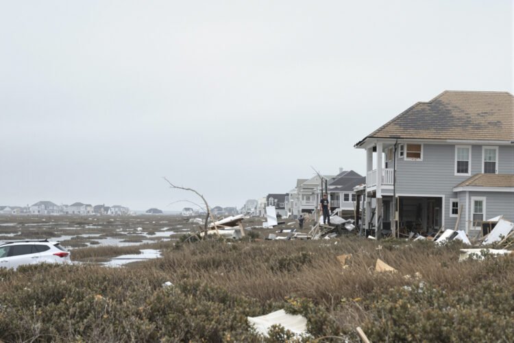 Viviendas costeras devastadas por un huracán en el sureste de Estados Unidos tras el paso del huracán Helene.