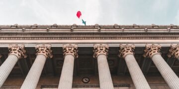 Mazo de juez sobre mesa de madera, símbolo de justicia ambiental y legislación del ecocidio.