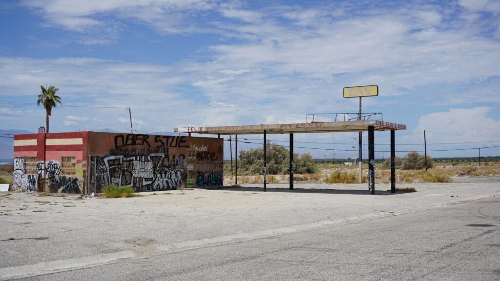 Paisaje árido del Mar Salton en California, epicentro de la carrera por el litio en Estados Unidos.