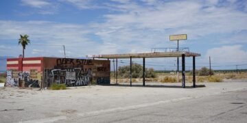Paisaje árido del Mar Salton en California, epicentro de la carrera por el litio en Estados Unidos.