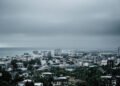 Tormenta intensa con lluvia torrencial sobre una ciudad costera del Mediterráneo, España.