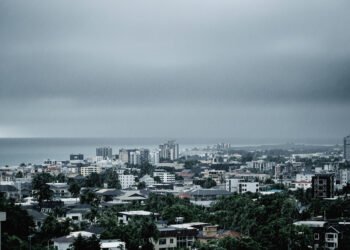 Tormenta intensa con lluvia torrencial sobre una ciudad costera del Mediterráneo, España.