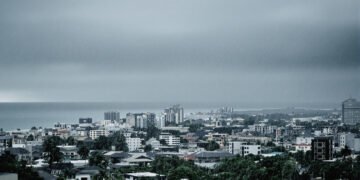 Tormenta intensa con lluvia torrencial sobre una ciudad costera del Mediterráneo, España.