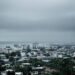 Tormenta intensa con lluvia torrencial sobre una ciudad costera del Mediterráneo, España.