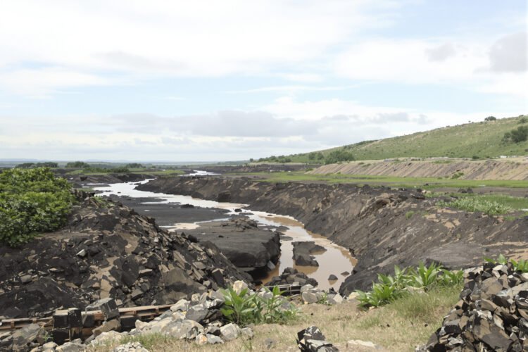Paisaje de río en Colombia afectado por la minería de oro de aluvión, con maquinaria en las orillas.
