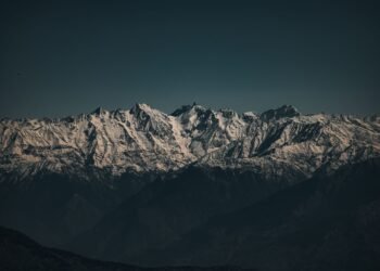 Vista de la cordillera del Himalaya, donde Nepal busca unir a India y China para enfrentar el derretimiento de glaciares.