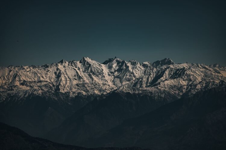 Vista de la cordillera del Himalaya, donde Nepal busca unir a India y China para enfrentar el derretimiento de glaciares.