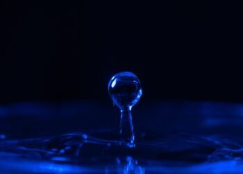Superficie del océano Pacífico con tonalidades azules intensas en aguas tropicales durante El Niño