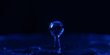 Superficie del océano Pacífico con tonalidades azules intensas en aguas tropicales durante El Niño