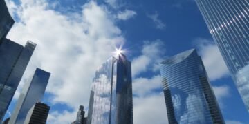 Edificios con paneles solares integrados en la fachada, representando la transición hacia construcciones energéticamente efic
