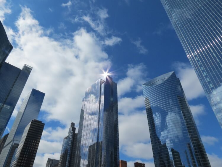 Edificios con paneles solares integrados en la fachada, representando la transición hacia construcciones energéticamente efic