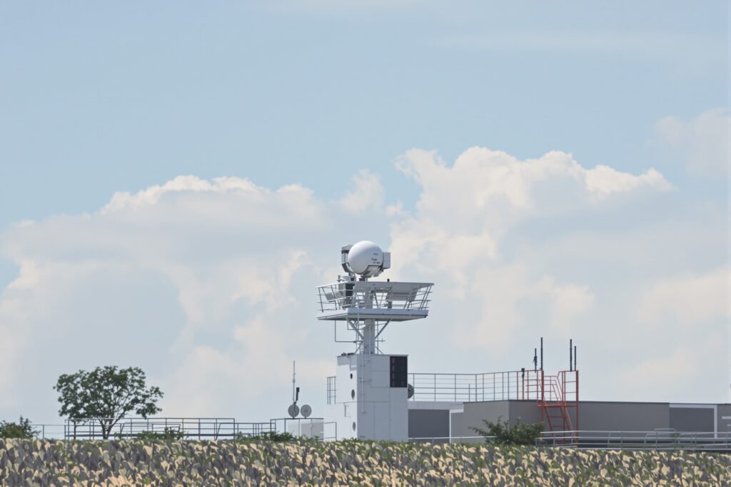 Estación meteorológica de monitoreo con antenas bajo cielo de tormenta en Córdoba