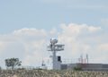 Estación meteorológica de monitoreo con antenas bajo cielo de tormenta en Córdoba
