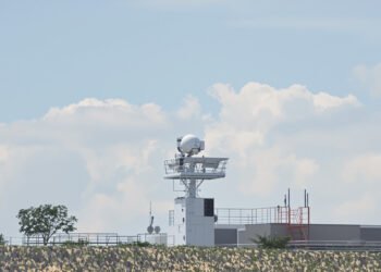 Estación meteorológica de monitoreo con antenas bajo cielo de tormenta en Córdoba